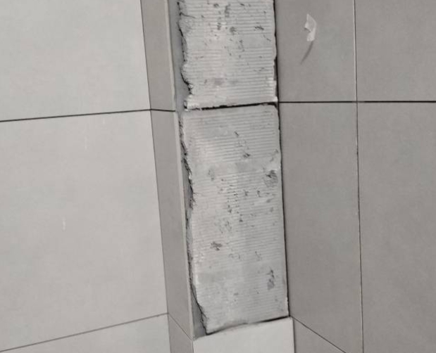 孝感市瓷砖空鼓维修公司分享下瓷砖施工前基层浇水润湿程度不足，可能导致以下问题